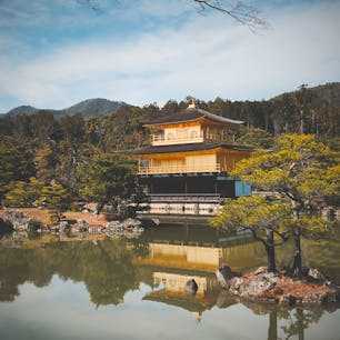 金閣寺
★★★★☆

世界遺産。正式名称・鹿苑寺。
室町幕府3代将軍 足利義満が1398年に建てた金の舎利殿は室町時代を代表する建築の一つ。当時の敷地は京都御苑に匹敵する広さがあり、日本の政治機能がここに集約されていた。

コメント
やはり世界遺産は美しかった

#金閣寺