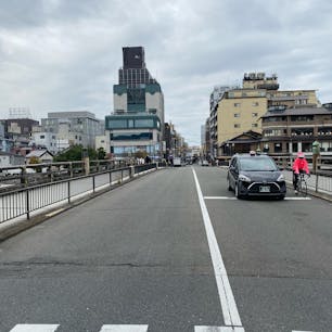 三條大橋③
此の風景は東からで、秀吉時代は橋を渡り切ると、京の都です。　　

江戸時代、参勤交代で江戸から京の都に入るに、蹴上から粟田口の青蓮院で都に入る許可証を交付して貰い、三條大橋を渡りました、三條大橋手前は洛外です。

#京都　#日本百名橋 #全国橋巡り #サント船長の写真