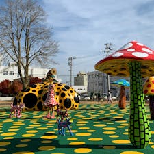 十和田市現代美術館の前のアート広場
草間作品がいっぱい