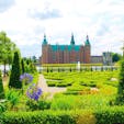 📍Frederiksborg Slot, Denmark
デンマークのフレデリクスボー城。
湖に囲まれて、まるでおとぎ話の世界のようなお城だった。
ボートに乗って湖上から見たお城は、とにかく美しかった！