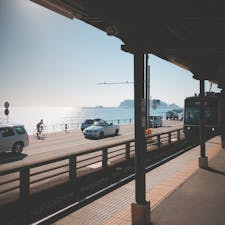 鎌倉高校前駅
★★★★★

アニメやドラマ、CMなどで使われることも多く「湘南」といえばここ、という有名な駅。無人駅で近隣には店舗もほとんどないため、静かで落ち着いたムードの駅です。駅には江ノ島電鉄が停まり、雰囲気満点。

コメント
江ノ電から降りたそこは七里ヶ浜の海が広がっていた。ホームから海が一望できる最高の駅でした。

#鎌倉高校前駅