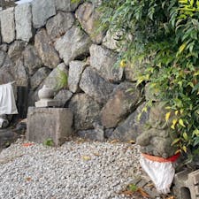 三條大橋⑥

いつの時代か定かでは有りませんが、石地蔵と石塔が。

三条河原（処刑場）	
近隣の川岸はかつて「三条河原」と呼ばれ、処刑や処刑後の晒し首が行われた。ここで処刑・晒し首にされた著名な人物を挙げる。

石川五右衛門 - 安土桃山時代の著名な盗賊。1594年（文禄3年）8月25日、釜茹での刑に処せられた。
豊臣秀次と、その妻子側室侍女 - 1595年（文禄4年）7月、豊臣秀吉より謀反の疑いをかけられ高野山で切腹した後、三条河原へ豊臣秀次の首が運ばれた。首が据えられた前で妻子侍女など39名が処刑され、秀次の首と共に1か所に埋められ見せしめの塚が作られた。この塚は1611年（慶長16年）角倉了以の高瀬川開削時に塚と石柱が見つかり、現在も瑞泉寺の境内にある。

#京都　#日本百名橋 #全国橋巡り #サント船長の写真