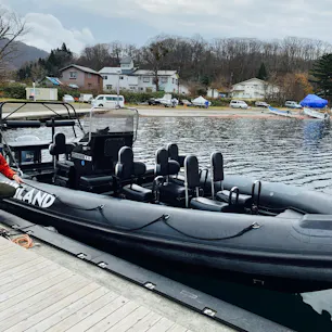 十和田湖
グリランドのパワーボートのツアーに参加しました
紅葉も終わりの時期だったので　参加者は私達だけのプライベートツアーでした
　結構スピードが出てるので寒くて涙止まらず(笑)
ガイドさんの説明聞きながら　十和田湖を満喫できました