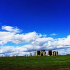 📍Stonehenge, England, UK
イギリスのストーンヘンジ。
広い空と大地の中に突如現れる石は驚くほど大きくて、本当に神秘的な場所だった！