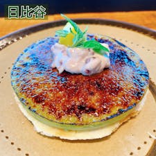 
﻿東京ミッドタウン日比谷、BASE Qにあるカフェ﻿「Q CAFE by Royal Garden Cafe☕️」﻿
﻿
こちらはワークススペースも併設されているお店だけど、カフェ単体の利用も可能ということで、抹茶のクリームブリュレを食べに行ってきた！﻿
﻿
この写真のように、上に抹茶のブリュレ・下にミルフィーユのようなパイ生地があって、食べるとパリッと途中からサクサクっとした食感になって最高！😭👏﻿
﻿
上の小豆のクリームや栗は甘さが少し抑えてあるので抹茶の味とうまくマッチングして◎﻿
ちゃんと全体のバランス考えられているし、何より抹茶とブリュレという個人的に好きな組み合わせで満足度高かった！😋﻿
﻿
ブリュレ好きな人には是非食べてほしい一品！🥧﻿
﻿
#greentea #cafe #tearoom﻿
#hibiya #tokyo #japan ﻿
#tokyomidtownhibiya #tokyomidtown﻿
#matcha  #creambrulee #redbean #chestnut﻿
#日比谷 #有楽町 #東京 #日本﻿
#東京ミッドタウン日比谷 #東京ミッドタウン﻿
#抹茶 #クリームブリュレ #小豆 #栗﻿
#カフェ #コワーキングスペース﻿
#抹茶スイーツ #抹茶控 #抹茶好き﻿
#カフェ巡り #スイーツ巡り﻿
#ijustlovegreentea