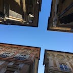 ジェノヴァの定番写真です。
狭い路地から空を見上げる。