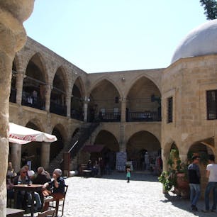 キプロス　北ニコシア　隊商宿を改装した商業施設