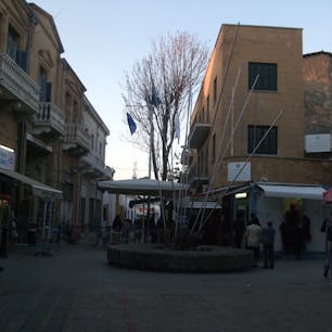 南北キプロスの境界であるグリーンラインのチェックポイント、ニコシアの真ん中にある。行き来は簡単でパスポートチェックだけだった。2017年