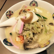 長崎に来たら有名な
江山楼(コウザンロウ)の
長崎ちゃんぽんが食べたい‼️
っということで
日本三大中華街の一つでもある
長崎新地中華街へ🏃‍♂️💕
よーくみると上にはフカヒレちゃんが🤣
具沢山で贅沢なちゃんぽん頂き
お腹いっぱーいに☺️
とっても幸せな気分でした☺️💕

2020/11/28

#長崎新地中華街
#江山楼長崎中華街本店
#長崎ちゃんぽん