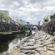 日本橋.錦帯橋と並び日本三名橋に数られる
長崎市にある眼鏡橋へ🏃‍♂️💕

川面に映った影が双円を描き
メガネに見えることから
この名前がつけられとか🥰❤️

お散歩をしていると
ハートのストーンを発見‼️
近年では愛を願うパワースポットとしても有名らしい💕

2020/11/28

#日本三名橋
#日本初アーチ式石橋
#1634年架設
#長崎
#眼鏡橋
#パワースポット