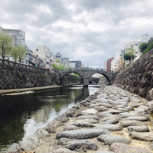 日本橋.錦帯橋と並び日本三名橋に数られる
長崎市にある眼鏡橋へ🏃‍♂️💕

川面に映った影が双円を描き
メガネに見えることから
この名前がつけられとか🥰❤️

お散歩をしていると
ハートのストーンを発見‼️
近年では愛を願うパワースポットとしても有名らしい💕

2020/11/28

#日本三名橋
#日本初アーチ式石橋
#1634年架設
#長崎
#眼鏡橋
#パワースポット