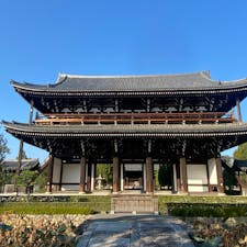 東福寺　三門

東福寺は、臨済宗東福寺派の大本山として、京都五山の一つに数えられている禅寺寺院です。鎌倉時代の１２３６年に創建。奈良の寺がモデルとなっており、東大寺の大きさと、興福寺の隆盛を願い、それぞれ一字ずつ取って東福寺と名付けたそうです。


#京都　#京都三大山門　#サント船長の写真　#日本の神社仏閣