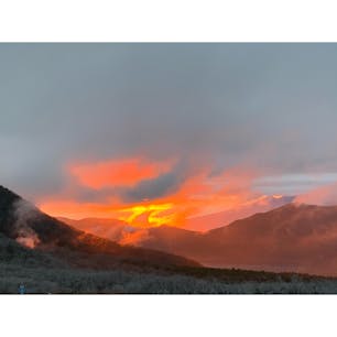 大涌谷🥚

ロープウェイに乗って行くと
硫黄のにおいがどんどんキツくなって
最初ムリ！ってなるけどすぐ慣れる。笑
黒たまごは一個食べると寿命が7年延びるそうなのでぜひ🤤✨
ロープウェイギリギリの時間の帰り際、
無加工でこの夕焼け！
すごく綺麗だった🌇