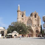 北キプロス　ファマグスタのララ・ムスタファ・パシャのモスク　これも元大聖堂でオスマン軍のキプロス攻略後モスクに改装　ここから流れるアザーンと礼拝に行くムスリムの姿が興味深い