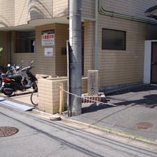 よろずや跡
京都・伏見墨染には大石内蔵助が遊興したと伝えられる廓跡がある。京街道と大津街道の分岐点に近く、古くから芝居小屋や土産物屋が軒を連ねたと言われる場所には左右に「橦木町廓（しゅもくちょうくるわ）入口」「志ゆもく町廓入口」と彫られ大正７年（１９１８年）に建てられた石柱が残っている。街並みには廓の面影はまったく残っていないが大正７年（１９１８年）に建てられた。

(さすらいおじさんさんの旅行記より)

#京都　#隠れた史跡　#サント船長の写真