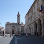 イタリア　マルケ州アスコリ・ピチェーノ　大聖堂前のアッリンゴ広場