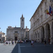 イタリア　マルケ州アスコリ・ピチェーノ　大聖堂前のアッリンゴ広場