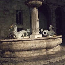 アスコリ・ピチェーノ　アッリンゴ広場のドラゴンの噴水