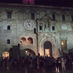 アスコリ・ピチェーノ　ポポロ広場の政庁　真夏の夜のイベントとしてリゴレットが上演されていた(約５年前)