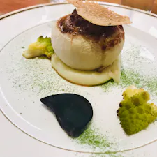 大阪　高槻　COUCOU
フランス料理店。1人でも入りやすく、量は少ないながらもコースで2000円のランチが食べれる。味もいい。