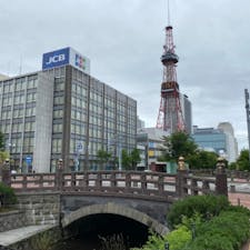 さっぽろテレビ塔（さっぽろテレビとう）は北海道札幌市中央区大通西1丁目の大通公園内にある電波塔である。札幌市の中央にあり、総工費1億7000万円で1957年（昭和32年）に完成し、同年8月24日に開業・電波の発射を開始した。高さ147.2メートル。

#北海道　#タワー巡り　#サント船長の写真