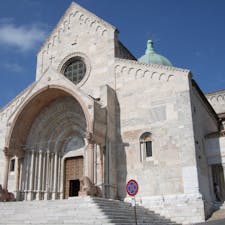 マルケ州アンコーナ　聖チリアコ大聖堂　海を見下ろす小高い丘の上に立つ