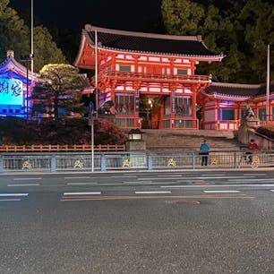 八坂神社西楼門
2020年6月3日午後8時頃
新型コロナウイルスで、人影の消えた祇園
見るのは乗客の居ない、タクシー・市バスが走っているぐらいですね。

#京都　#祇園石段下　#全国有名神社仏閣　#サント船長の写真　#新型コロナで　#神社仏閣　#楼門