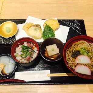 2020.12.12
そば処 花凛 ファボーレ富山
冬の彩御膳
酢で締めた鰤が美味しかった