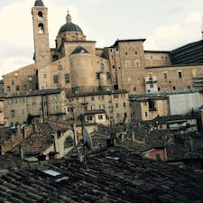 マルケ州ウルビーノ　ドゥカーレ宮殿を裏側から撮ったもの