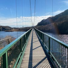 📍栃木県｜那須塩原市
 ✈︎ 2020.12

［ も み じ 谷 大 吊 橋  ］

那須の紅葉が有名な吊り橋。
全長320ｍ、360度のパノラマを楽しみながら空中散歩ができる🚶‍♀️
12月なので紅葉は終わっていたけど、湖面に反射する日差しのキラキラや、那須の壮大な山々を望めて気持ちいい🙌