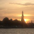 タイ王国🇹🇭バンコク:Wat Arun(暁の寺院)
今日の午後は、ほかの観光地を投げ打ってワットアルンに絞って行ってきました。
雲が厚かったので天気が心配でしたが、船の時間に合わせて、いいタイミングで夕日が出てくれました。