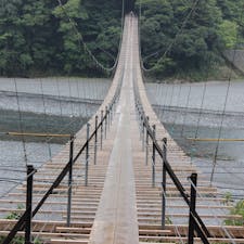 【静岡県】
塩郷の吊橋
吊橋大の苦手。高所恐怖症には辛すぎます。
ぐらぐら揺れるし、掴むところはワイヤーのみ。
下を見ると、家・線路・道路・川の上を渡ってる！！
雨が降ってる日に行ってしまったため恐怖倍増。