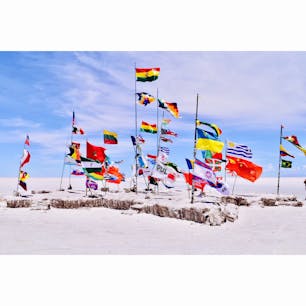 ウユニ塩湖🇧🇴
強風で各国の旗がなびいてて映えでした😂⭐️笑