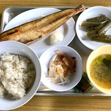 網走刑務所の中
刑務所の食事ですが、米7・麦3です、しかし実際は麦が7で米が3だそうです。
だから刑務所に入る事を「臭い飯」を食べて来いです、
此の定食は体験版で900円です。
僕は映画の中で花輪がご飯に🍚醤油を掛けて「美味い！」叫んだのを思い出し、僕も醤油を掛けて食べました♪
美味いはずです、お菜を見て下さい、これですよ、これで900円！です、
勉強になりました。

#網走刑務所　#北海道　#旅食
#サント船長の写真