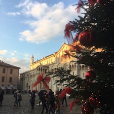 モデナ　大聖堂広場のクリスマスツリー　19年末撮影