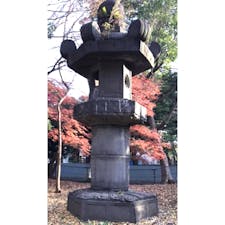 日本三大佐久間灯籠
日本三大大灯籠(上野東照宮) 

 「 佐久間灯籠 」 （ さくまとうろう ） と呼ばれる、高さ 6メートルにも及ぶ灯籠があり、こちらも戦国武将の 佐久間勝之 が奉納したもので、南禅寺と熱田神宮とともに日本三大灯籠 に数えられています。

上野東照宮の灯籠はお化け灯籠と言われて居ます。

#神社仏閣　#石灯籠
#サント船長の写真　#東京都　#佐久間大灯篭