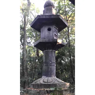 日本三大佐久間灯籠
日本三大大灯籠(名古屋熱田神宮)

 「 佐久間灯籠 」 （ さくまとうろう ） と呼ばれる、高さ 6メートルにも及ぶ灯籠があり、こちらも戦国武将の 佐久間勝之 が奉納したもので、南禅寺と上野公園とともに日本三大灯籠 に数えられています。

#神社仏閣　#石灯籠
#サント船長の写真　#愛知県　#佐久間大灯篭