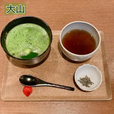 東武東上線大山駅すぐ、ハッピーロード大山商店街沿いにあるお茶屋さん「大山園」﻿
本当に気に入っているお店は他の方には教えず秘密にするタイプだけど、今回はクリスマス直前ということでオススメ店情報をコッソリご紹介...！﻿
﻿
この頃寒い日が続いているので、季節限定メニューの抹茶ぜんざいを頼むと、作ってる途中にお抹茶を点ててる音が聞こえてきた😳﻿
﻿
出てきたものをぱっと見ると、お茶を立てたのがよくわかる見た目のぜんざい🍵﻿
抹茶ぜんざいは割とさらっとしていて、中には小豆と白玉、そして栗が！😳﻿
(メニュー写真にも栗はあったけど、実物では沈んでて気付かなかった😂)﻿
﻿
小豆は思ってたより量がそこまで多くなく、且つ甘すぎないので、小豆の甘味と抹茶の苦味のバランスがとても良くて美味しい！！﻿
白玉はもちもちしているし、何よりの量もちょうどいいからぺろっと食べてしまった😂﻿
﻿
個人的にはコスパ等含め都内No.1の抹茶ぜんざいだと思っているので、池袋らへんに遊びにきた時はこちらへ立ち寄ってみるのもいいかも...！﻿
﻿
﻿
#greentea #cafe #tearoom ﻿
#ohyama #itabashi #tokyo #japan﻿
#ohyamaen #ikebukuro﻿
#matcha #redbean #azuki #zenzai ﻿
#大山 #板橋 #池袋 #東京 #日本 ﻿
#大山園 #抹茶 #ぜんざい #抹茶ぜんざい﻿
#季節限定 #おしるこ #宇治抹茶 #ほうじ茶﻿
#抹茶スイーツ #抹茶控 #抹茶好き﻿
#ijustlovegreentea