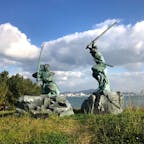 巌流島
観光周遊船が接岸できる桟橋をはじめ、決闘の地を連想させる海浜や、関門海峡沿いには散策道や休憩所が整備され、宮本武蔵・佐々木小次郎両雄の像もある。

#サント船長の写真