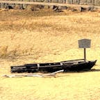 巌流島
伝説の舟
宮本武蔵が乗った舟？
そんな訳ないです！
武蔵は小次郎を倒して、直ぐ舟に乗り逃げる様に引き上げました。
その後、武蔵の足取りは不明です。

　#サント船長の写真