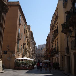 シチリア　トラーパニの通り　とてもこぎれいです