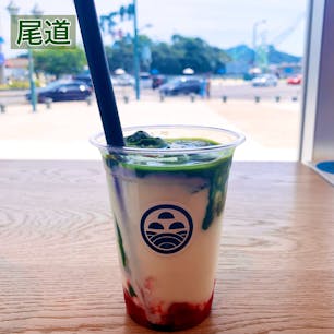 尾道駅改札出てすぐ左にあるお洒落ショップ＆カフェ﻿「おのまる商店」﻿
抹茶ぐるぐるヨーグルトという気になるネーミングのメニューがあったので頼んでみた💡﻿
﻿
少し待っていると、一番下の層に苺の果実が入ったジャムのようなもの、真ん中にヨーグルト、そして一番上に良い色の抹茶の三層になったドリンクが出てきた！🥤﻿
﻿
まず抹茶だけで少しいただいてみると、程良い甘さと苦味があって◎﻿
抹茶・ヨーグルト・苺を混ぜてみると、綺麗な黄緑に変わって、味もいちごヨーグルトに抹茶の苦味がたまにくる感じでとても美味しい！😊﻿
﻿
苺と抹茶のメニューっていうのはよく見かけるけど、この組み合わせのドリンクは中々見ないから良かった！🍵﻿
他にも気になるメニューがあったのでまた行きたい🍃﻿
﻿
﻿
#greentea #cafe #tearoom ﻿
#onomichi #hiroshima #japan﻿
#onomarushoten #sightseeing﻿
#greenteasmoothie #smoothie﻿
#matcha #strawberry #yogurt #drink﻿
#尾道 #広島 #しまなみ海道 #日本 ﻿
#おのまる商店 #尾道駅 #尾道カフェ﻿
#抹茶ぐるぐるヨーグルト﻿
#抹茶 #いちご #苺 #ヨーグルト ﻿
#抹茶スイーツ #抹茶控 #抹茶好き﻿
#ijustlovegreentea