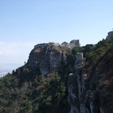 シチリアのエーリチェ
岩山の上にある小さな街
先っぽの城砦までこの後行きました