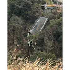 崩落したままの阿蘇大橋