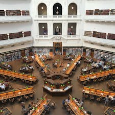 State library of Victoria (🇦🇺)

こんなおっきくて吹き抜けの素敵な空間なかなかない📚🌿！
地元の方たちが勉強してる中観光客はみんな写真撮りまくり、、🙇🏻‍♂️