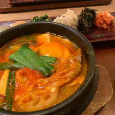.
KOREAN 水刺間🥘

新丸ビルの中にあるお店。
チゲ定食が安くて美味しい✨
辛さも程よい感じでした。