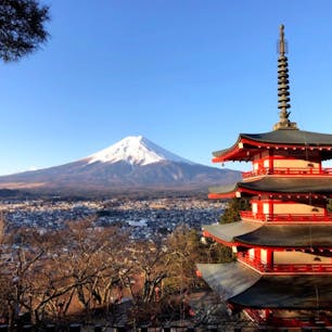 富士山
コレに桜が咲いて居れば、丸で絵葉書で正しくコレが日本です！と言う所が新倉山浅間公園・忠霊塔です。

ですから2021年1月1日の投稿はコレです。僕は富士山と五重の塔を写した時、絶対に、1月1日に掲載と決めて居ました🤗

オイラが写した場所は狭い撮影ポイントですから、誰が撮影しても同じ構図です、だから工夫が必要ですね😰
しかし、初めての写真撮影された方は「俺て、写真の才能あるのかなぁ？」と思うほどの撮影ポイントで、良い写真が撮れます♪

#富士山　#富士吉田 #新倉山浅間公園 #忠霊塔
#サント船長の写真　#神社仏閣　#五重塔