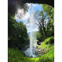 群馬県渋川市の棚下不動の滝。裏側から滝を見ることが出来ます。時折修験者の方の姿も見られ、神秘的な雰囲気です。