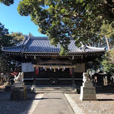 焼津の、超社会的距離が取れる神社。私ら夫婦の他には、家族１組、カップル１組だけでした。
皆さんにとって、素敵な１年になりますように！