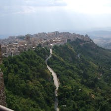 シチリアのエンナ　展望台からの隣街(カラシベッタ)の眺望
グーグルマップの場所表示が間違ってますね